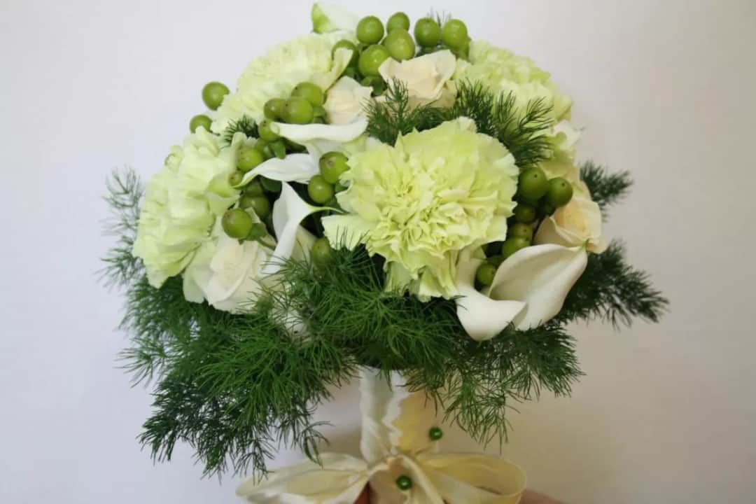 Komunia chłopca: Jakie kwiaty wybrać? Porady i alternatywy