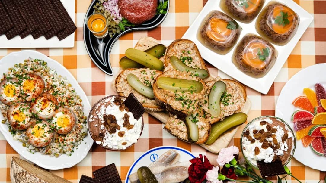 Jedzenie na imprezę w stylu lat 80.? Gotowe menu i przepisy PRL!