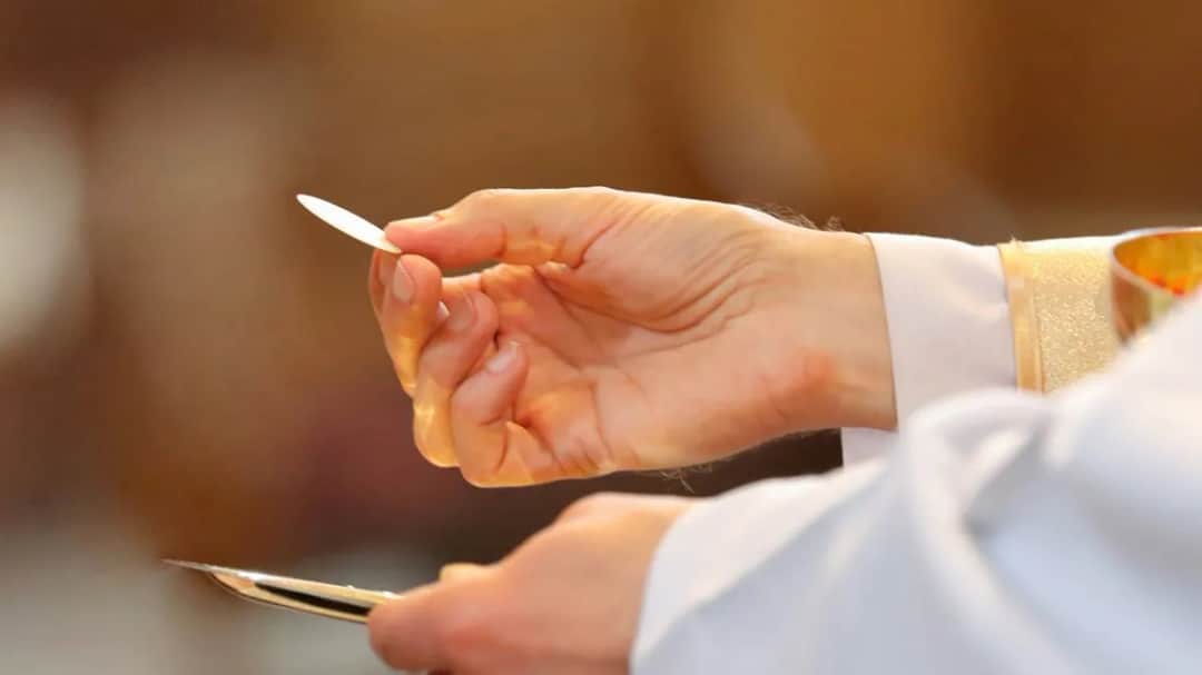 Komunię czy komunie? Rozwiej dylemat i pisz bezbłędnie!