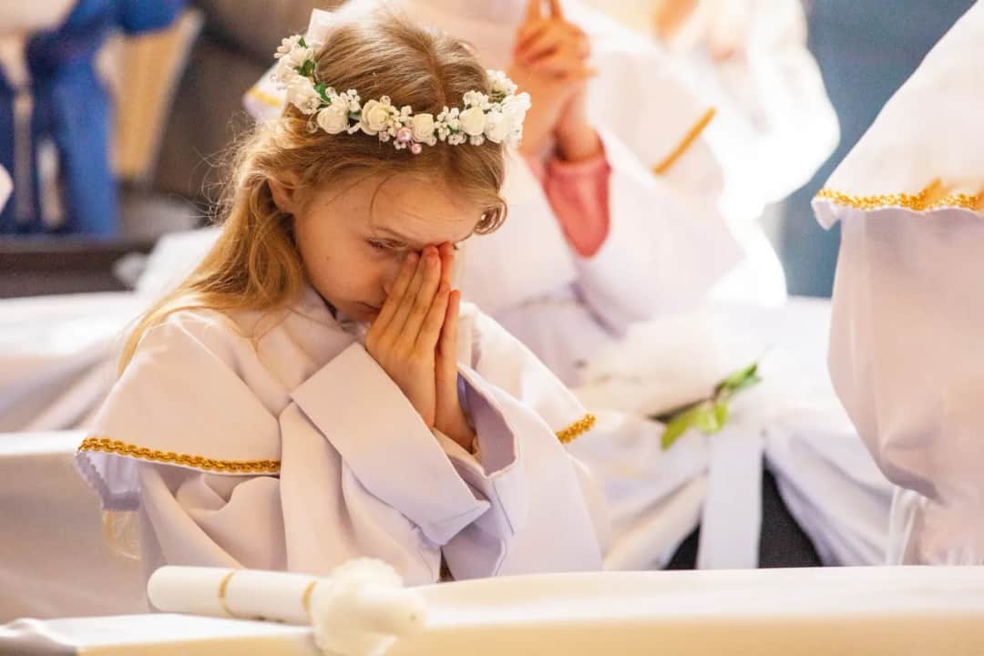 Komunia Święta: Ile trwa msza i przyjęcie? Zaplanuj idealny dzień!
