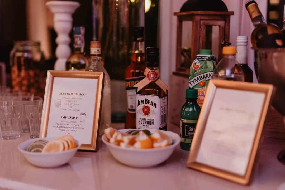 Alkohol na wesele: Oszczędź i zorganizuj bez stresu! Porady ekspertki