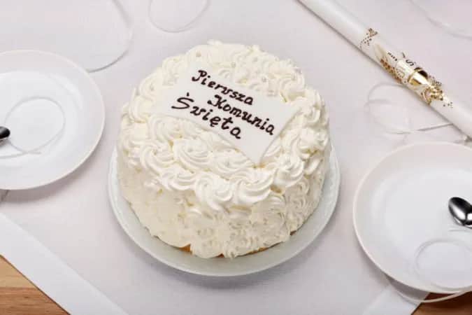 Smak tortu komunijnego: Jak pogodzić gusta dziecka i gości?