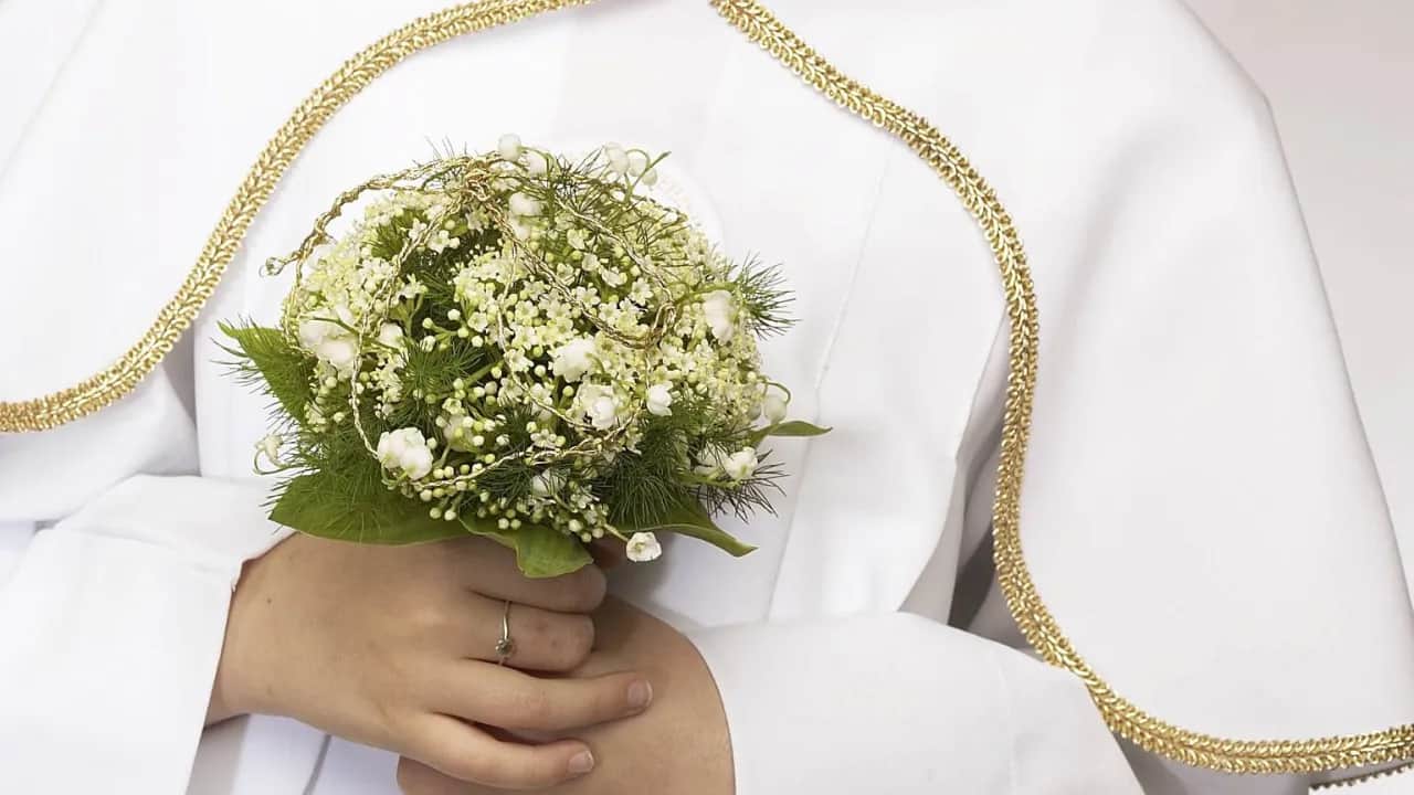 Komunia w sobotę czy niedzielę? Poznaj wady i zalety obu opcji.